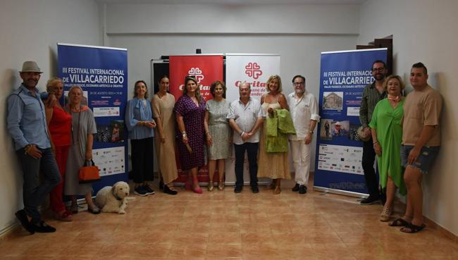 Foto de familia de la presentación del III Festival Internacional de Villacarriedo. De izquierda a derecha: José Luis Callejo, Mariluz Fernández, María José Pereda De Castro, María Eugenia Cuenca, Sofía Palencia, Concepción Revuelta, Sonsoles López, Ángel Sainz, Victoria Herreros, Miguel Rincón, Manuel Ángel Pereda, Marta Saiz Rejado y Martín Vuelta.