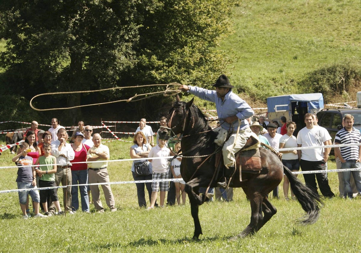 Una de las exhibiciones de caballos de una antigua edición de la feria ganadera de Lloreda.