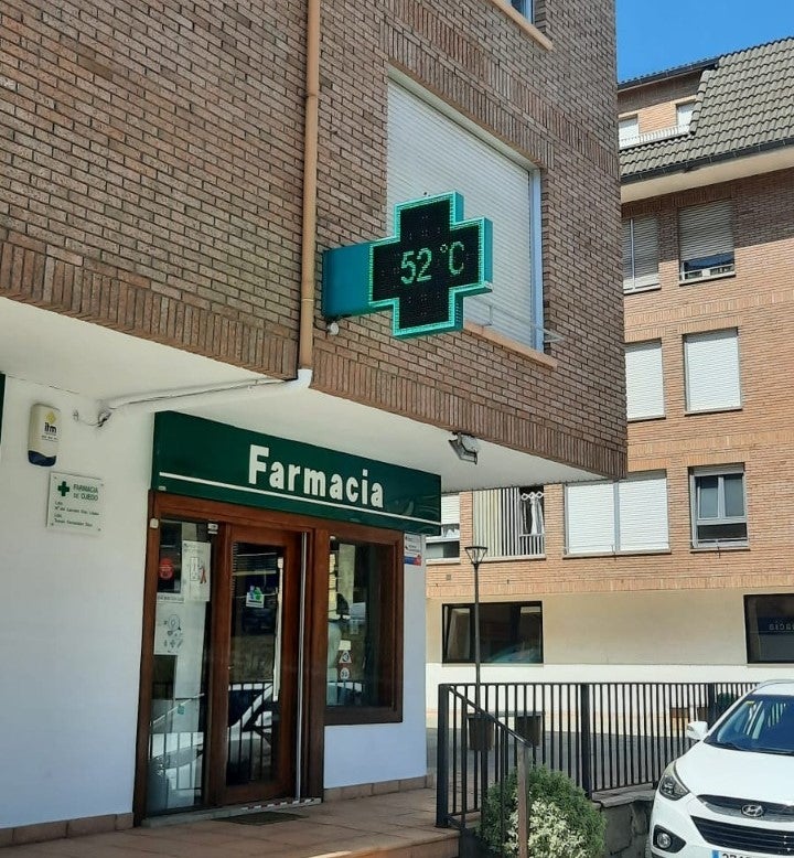 El termómetro de la farmacia de Ojedo (Liébana) ha llegado a marcar 52 grados a primera hora de la tarde.