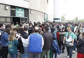 Aficionados agolpados en una de las entradas de los Campos de Sport.