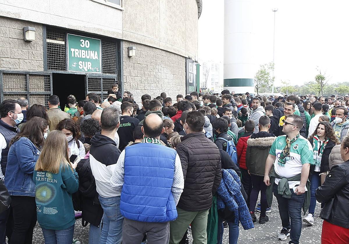 Aficionados agolpados en una de las entradas de los Campos de Sport.