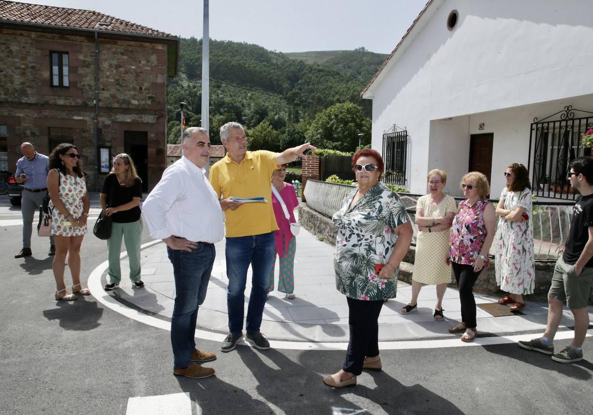 El consejero de Fomento, Roberto Media, junto al alcalde Mazcuerras, Francisco Javier Camino, durante una visita al municipio.