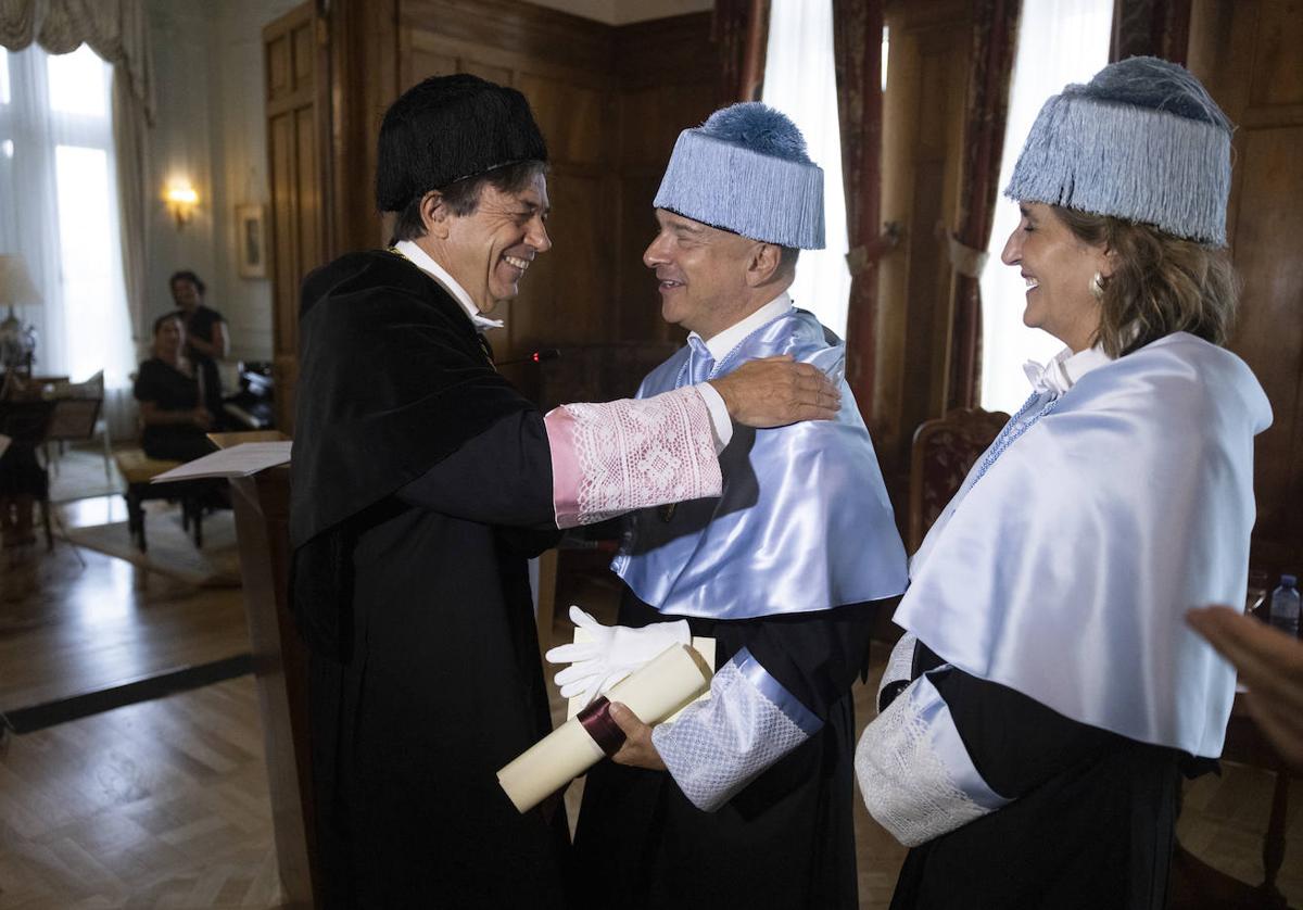 El rector, Carlos Andradas, felicita a Orlando Figes, ya miembro del claustro de la UIMP, ante María Jesús González, que hizo la laudatio.