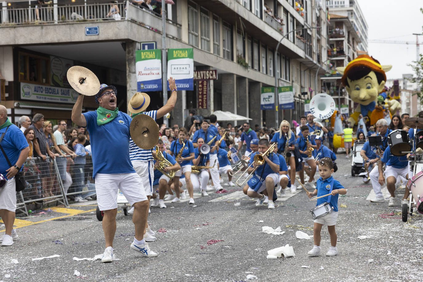 Diferentes peñas fueron las encargadas de la animación musical entre carrozas