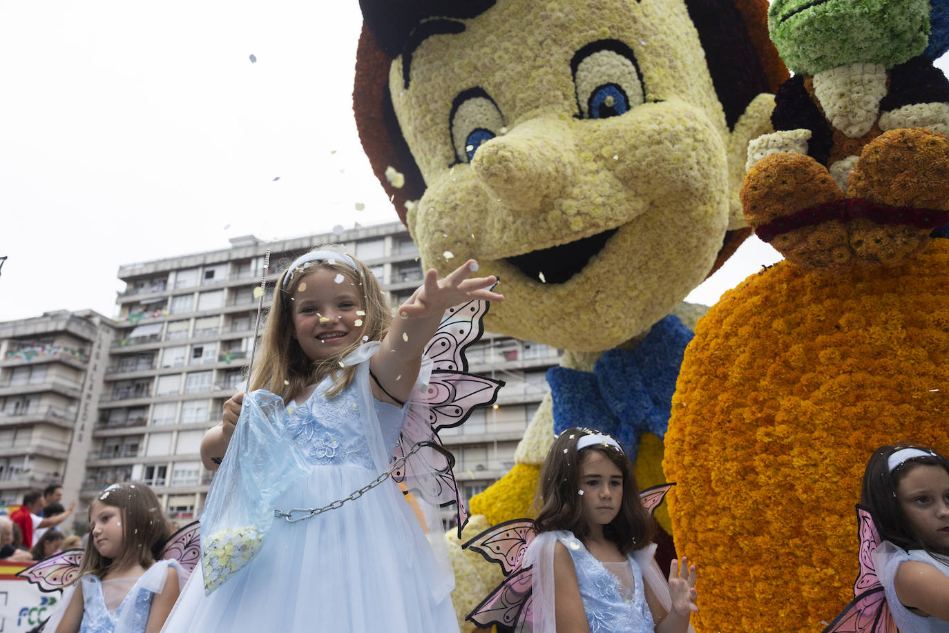 Las hadas madrinas acompañaron a la carroza `Pinocho´, de la Asociación Come Golayu que lo ha hechu Güela