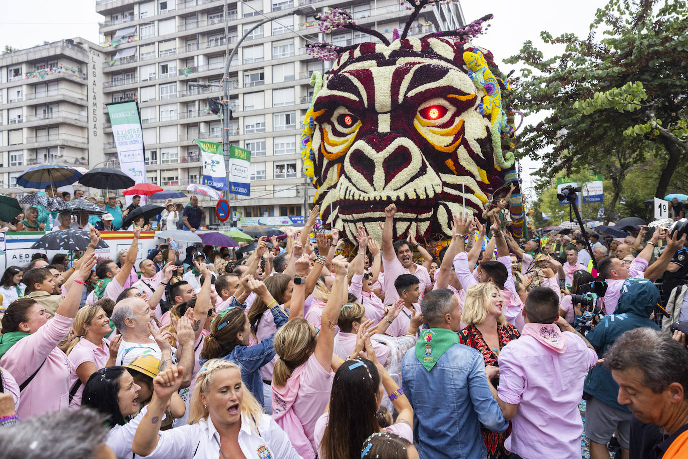 Los componentes de la Asociación Mi Vida Loca celebraron con emoción su victoria ante la multitud