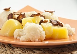 Coliflor con patatas, un plato sencillo de elaboración y económico.