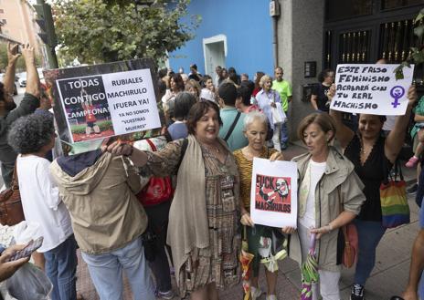 Imagen secundaria 1 - Decenas de personas exigen ante la Federación Cántabra de Fútbol la salida de Rubiales