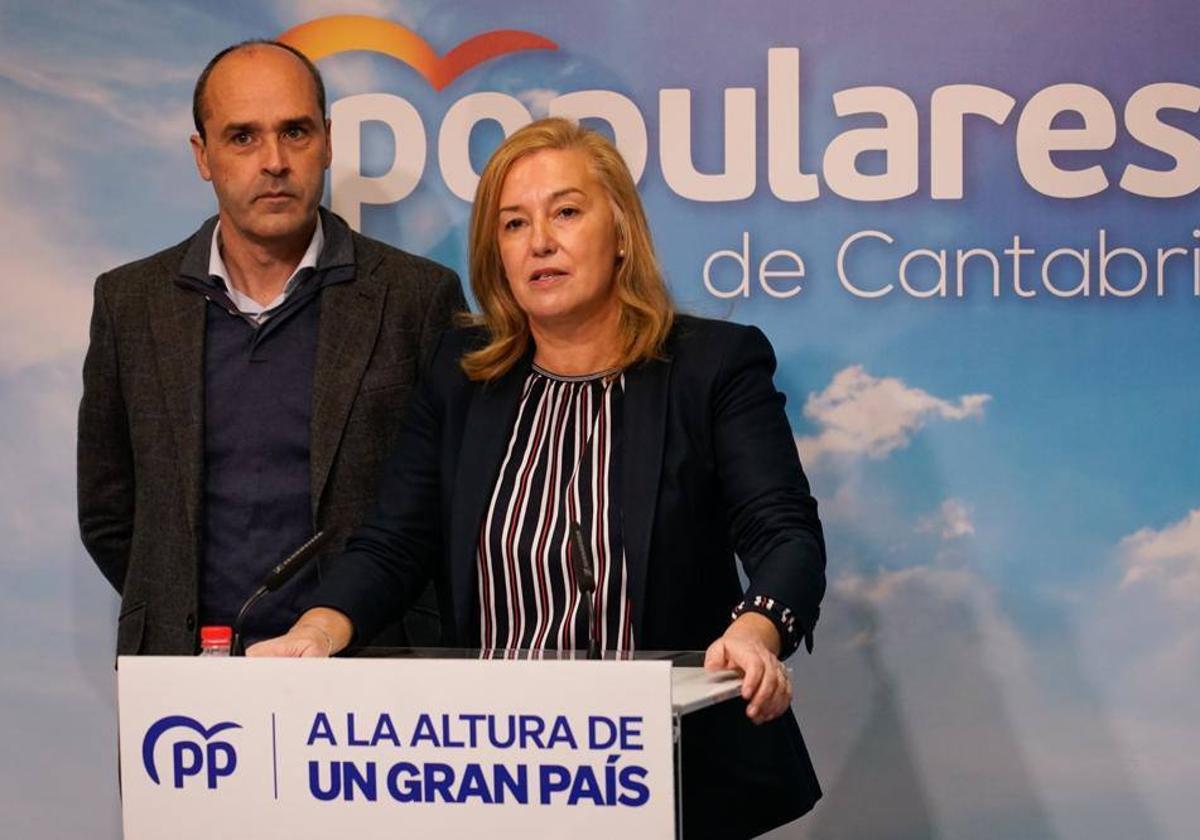 Juan José Alonso, junto a la presidenta del Parlamento, María José González Revuelta.