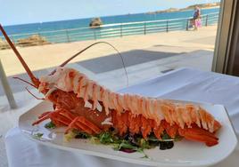 La langosta preparada cocina se muestra majestuosa frente al mar Cantábrico