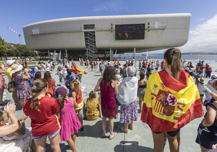 Imagen principal - 1. Santander también se volcó con la Selección Femenina durante la final del Mundial. | 2. Todo el staff de la Selección Española celebra la conquista del Mundial. | 3. Las campeonas celebran en Madrid su victoria.