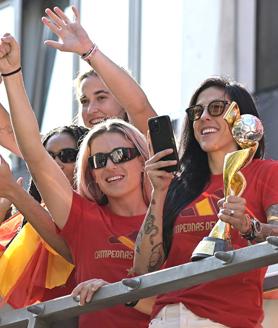 Imagen secundaria 2 - 1. Las jugadoras de la Selección Femenina celebran la victoria tras pitar el árbitro el final del partido. | 2. La Reina Letizia y la Infanta Sofía celebran con las jugadoras la conquista del Mundial. | 3. Jugadoras de la selección durante la celebración de su victoria en el Mundial en Madrid.