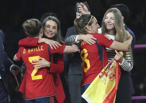 Imagen secundaria 1 - 1. Las jugadoras de la Selección Femenina celebran la victoria tras pitar el árbitro el final del partido. | 2. La Reina Letizia y la Infanta Sofía celebran con las jugadoras la conquista del Mundial. | 3. Jugadoras de la selección durante la celebración de su victoria en el Mundial en Madrid.