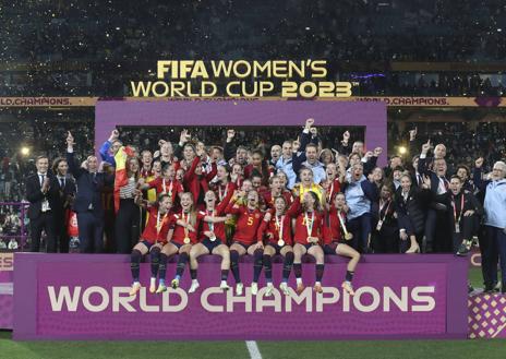 Imagen secundaria 1 - 1. Santander también se volcó con la Selección Femenina durante la final del Mundial. | 2. Todo el staff de la Selección Española celebra la conquista del Mundial. | 3. Las campeonas celebran en Madrid su victoria.