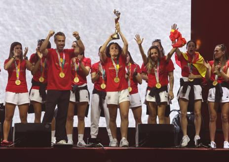 Imagen secundaria 1 - 1. Jugadoras de la Selección Española viajaron a Ibiza para disfrutar de sus vacaciones tras el torneo. | 2. El seleccionador y las jugadoras ofrecen el trofeo al público español. | 3. Imagen del recorrido que realizó el combinado nacional por las calles de Madrid.