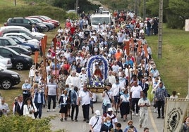 Cientos de vecinos acuden a la misa de La Virgen del Mar del año pasado.