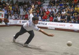 Manuel Domínguez en uno de los birles de la segunda semifinal