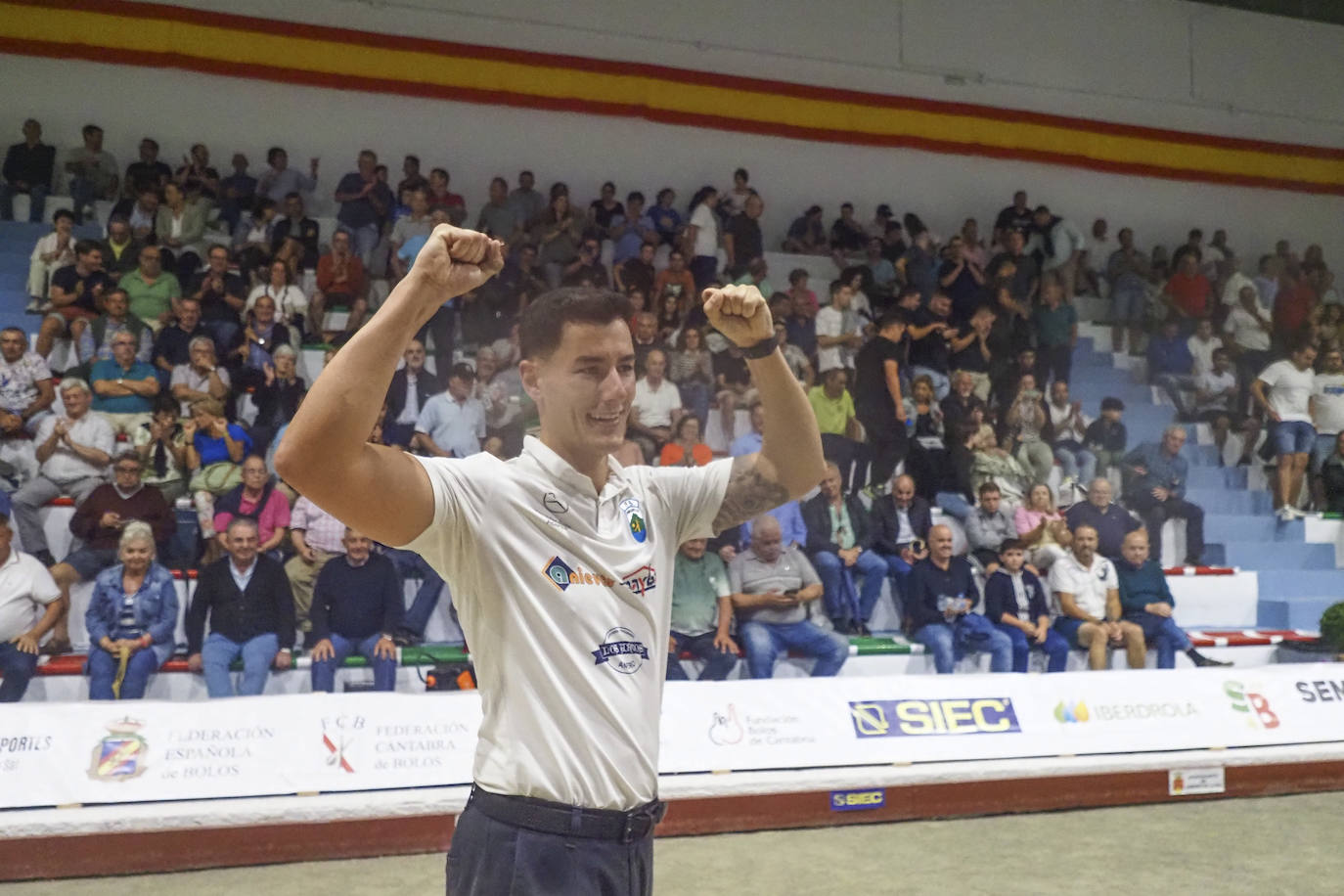 El ganador levanta los brazos en señal de celebración.