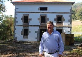 Gastón Gómez junto a la casa de cultura que proyectó.