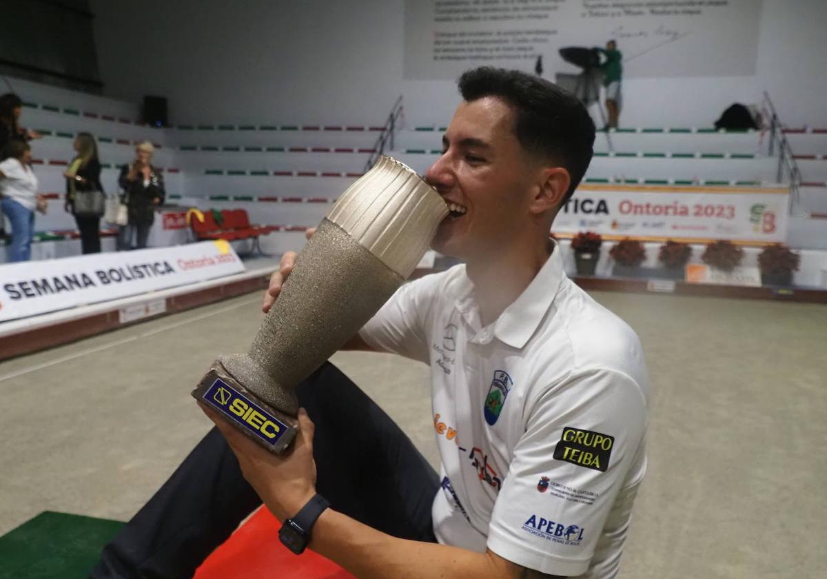 Víctor González con el trofeo.