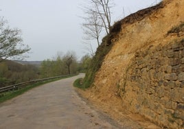 Desprendimiento en una escollera de la carretera a Pisueña del pasado invierno.