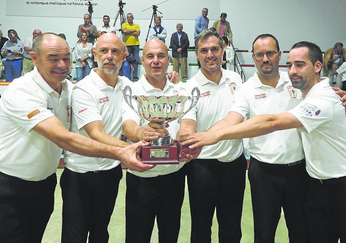 Los jugadores de Camargo celebran la consecución de la Copa Federación Española.