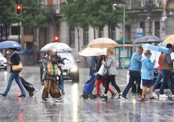 La lluvia ha cambiado el ambiente veraniego en Cantabria por el otoñal.