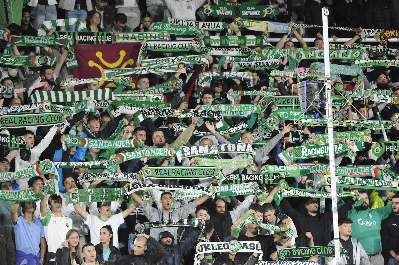 La afición del Racing entonó la Fuente de Cacho antes de que comenzase el encuentro. 
