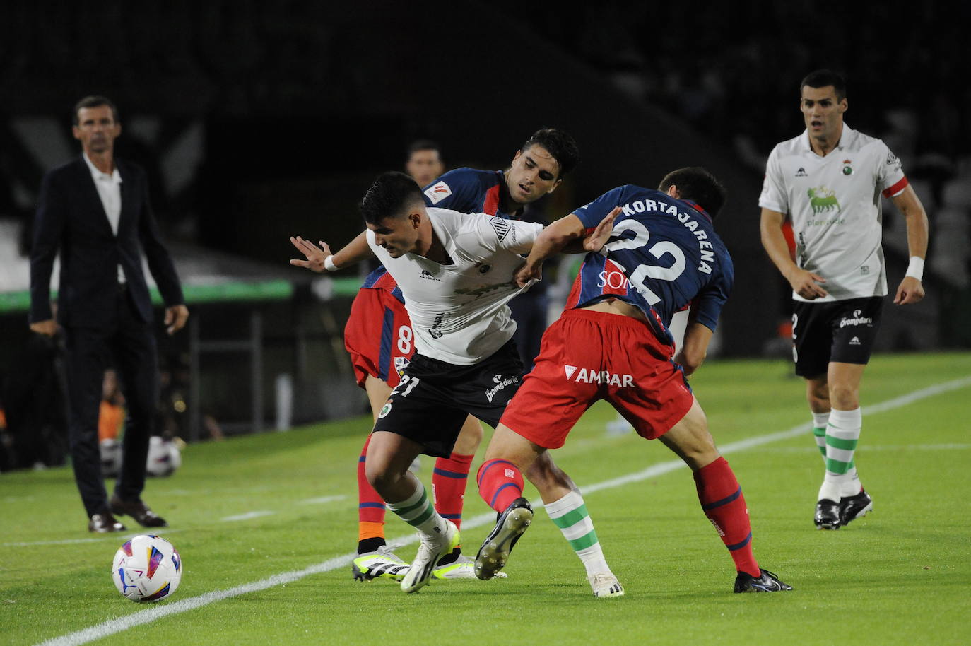 Aldasoro lucha con Kortajarena por el balón. 