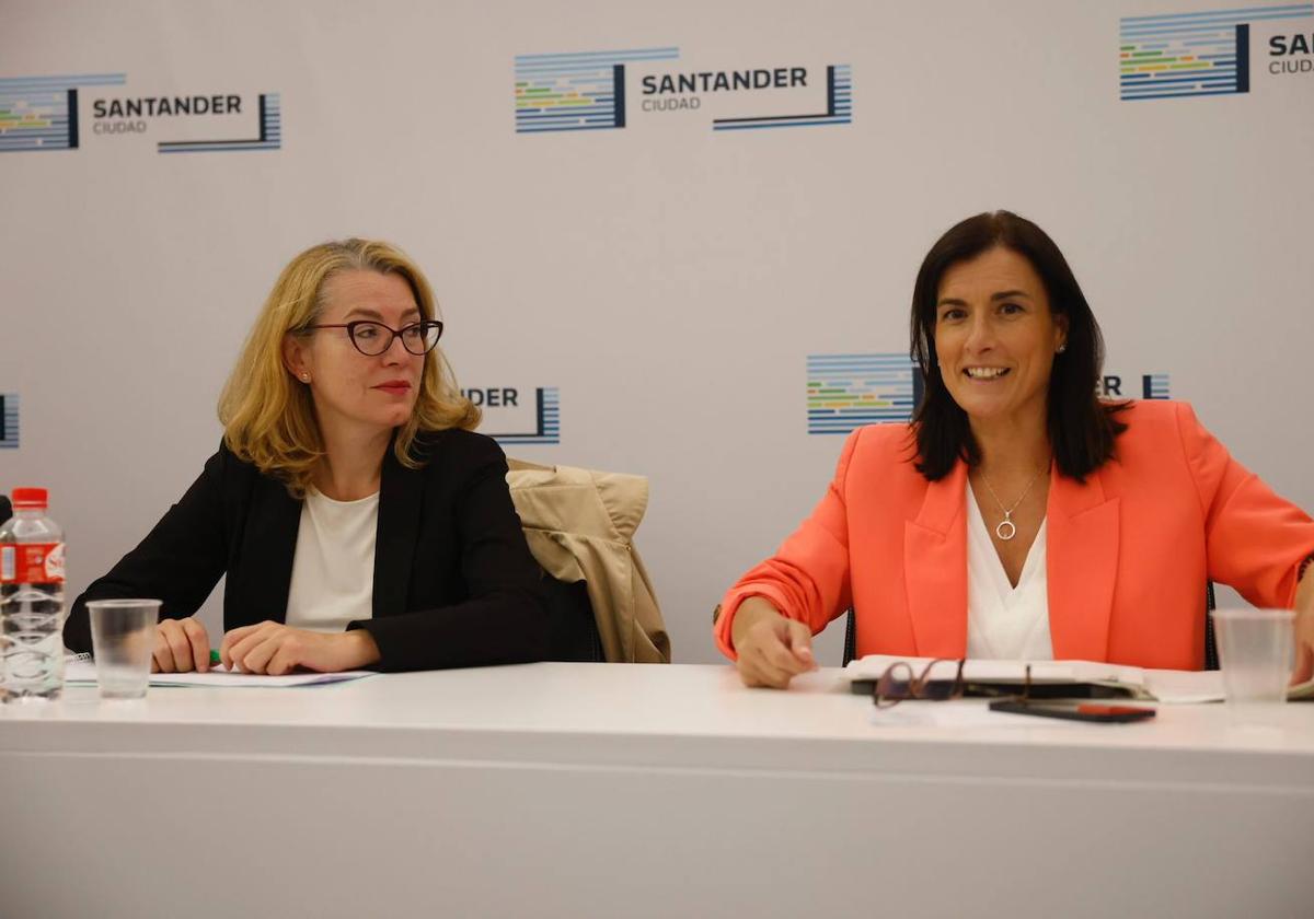 Eva Guillermina Fernández y Gema Igual durante el encuentro que han mantenido esta mañana.