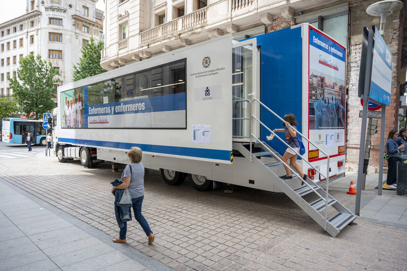 El tráiler aparcado frente a la Catedral de Santander