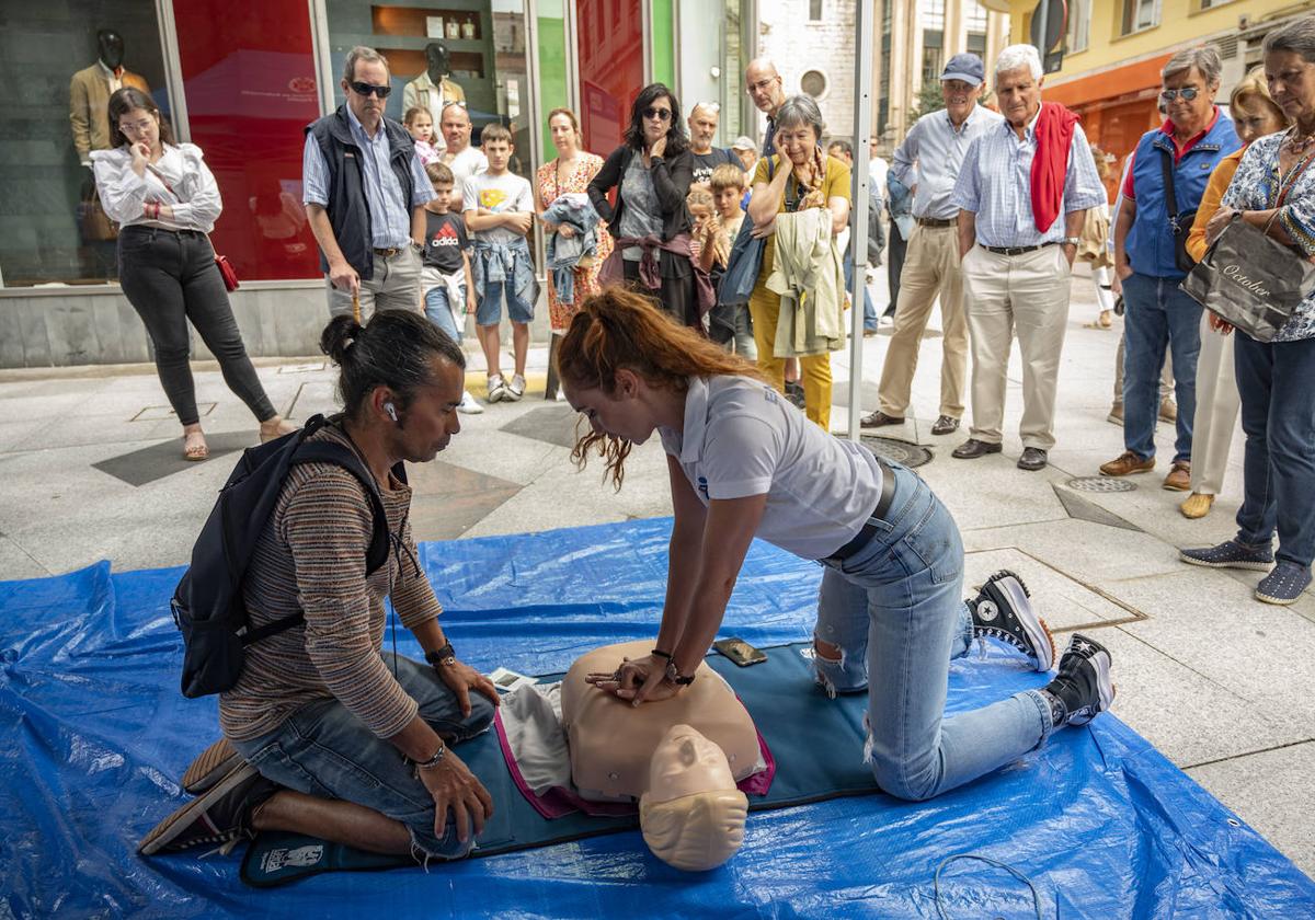 Una de las enfermeras del proyecto realiza el taller de reanimación cardiopulmonar.