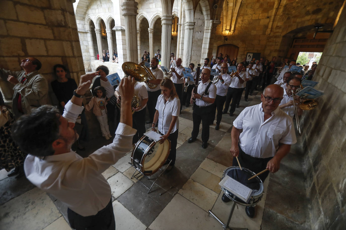 Un momento del paso de la procesión por el claustro de la Catedral con la banda de música