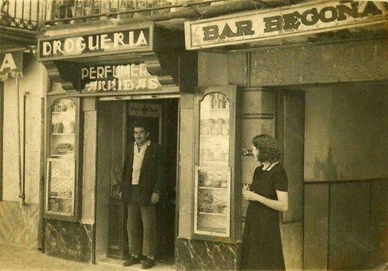 Cuatro personas durante el rodaje en las calles de la Puebla Vieja.