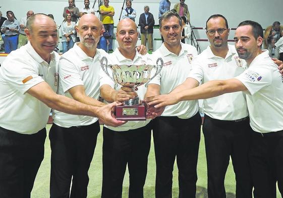 Los jugadores de Camargo celebran la consecución de la Copa Federación Española.