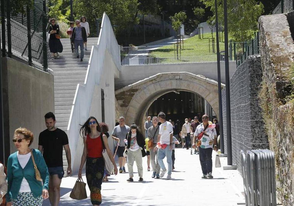 El antiguo túnel de Tetuán prolonga su horario esta noche para facilitar el acceso a los fuegos