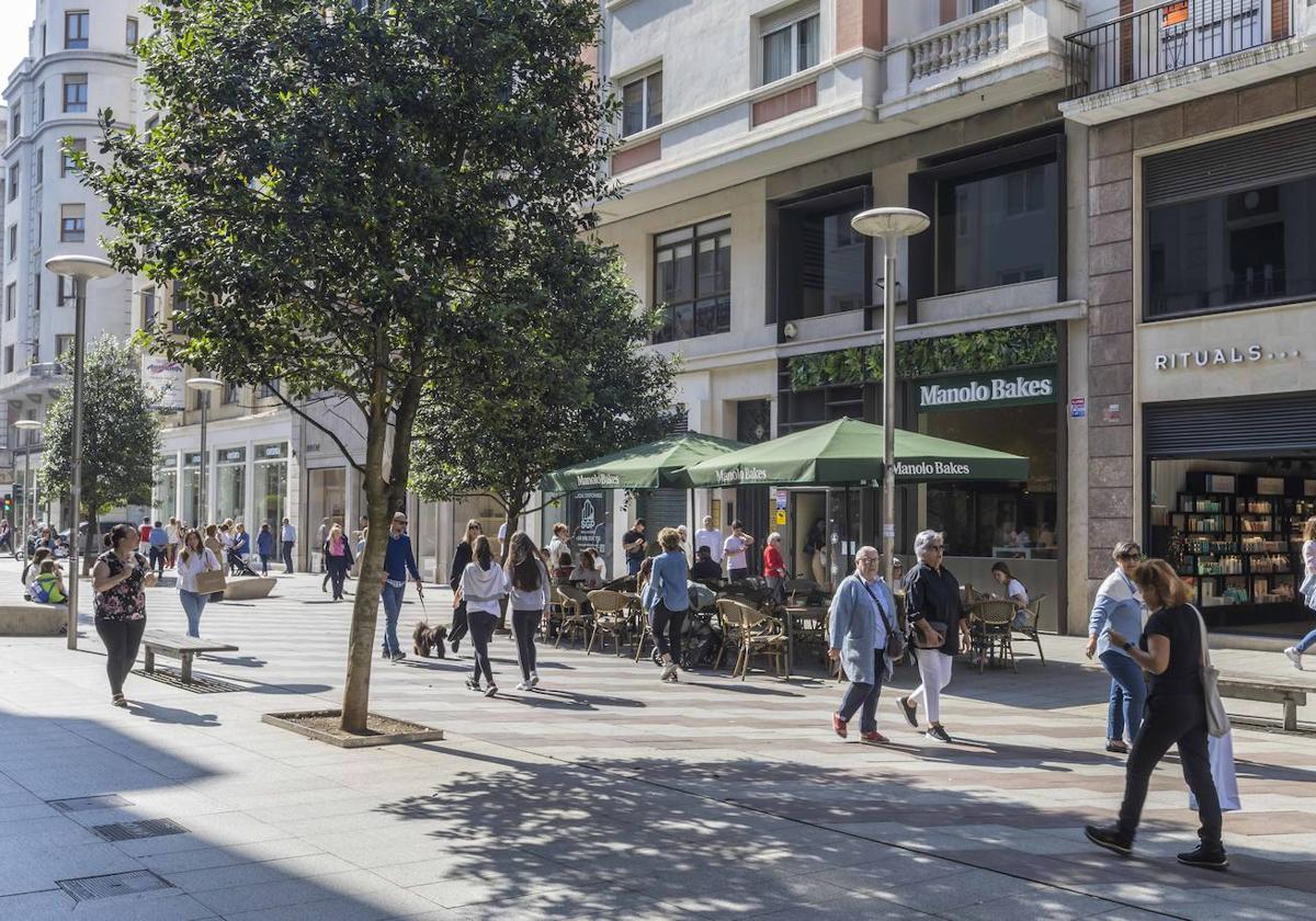 Cantabria se ha llenado de turistas y los comerciantes han aprovechado el tirón. En la imagen, la calle Juan de Herrera de Santander.