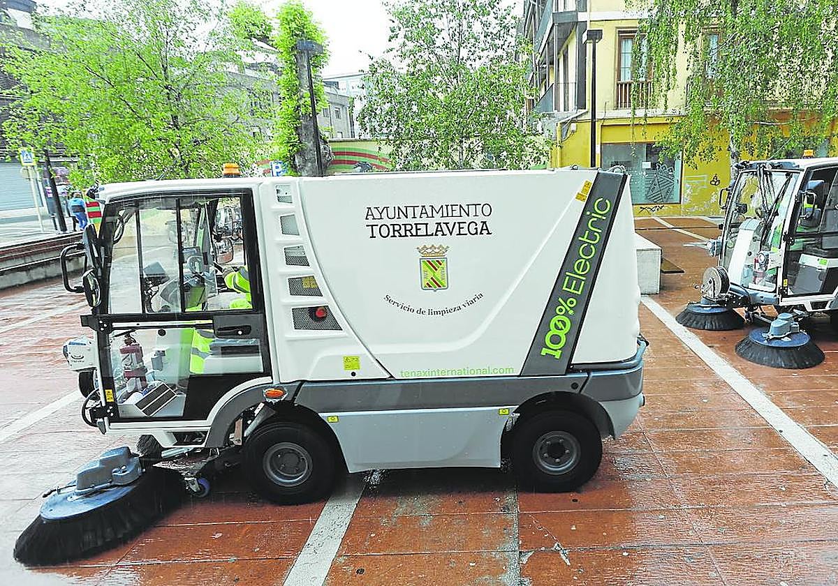 Operarios de limpieza trabajan con barredoras eléctricas en la plaza Baldomero Iglesias.