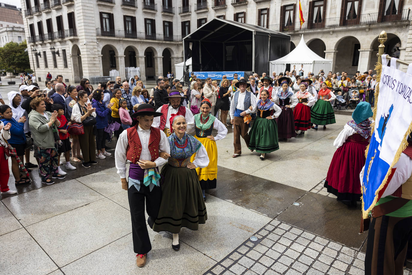 Los integrantes de Coros y Danzas de Santander han desfilado por el centro de la ciudad hasta terminar en la Plaza de Atarazanas, donde han ofrecido un espectáculo de música y baile tradicional.