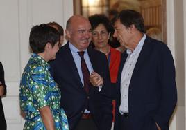 Luis de Guindos, en el centro, conversa con la catedrática Isabel Álvarez y el rector Carlos Andradas.