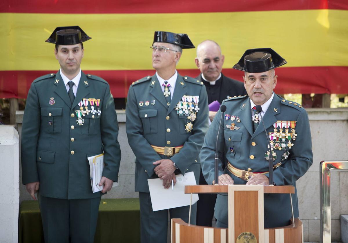 Luis del Castillo, el primero por la derecha, durante un acto en Santander.