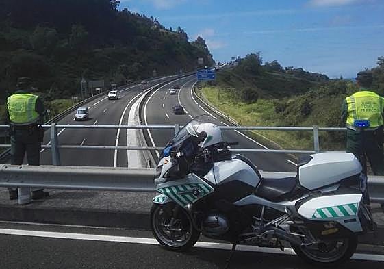 Dos agentes de Tráfico vigilan las carreteras cántabras.