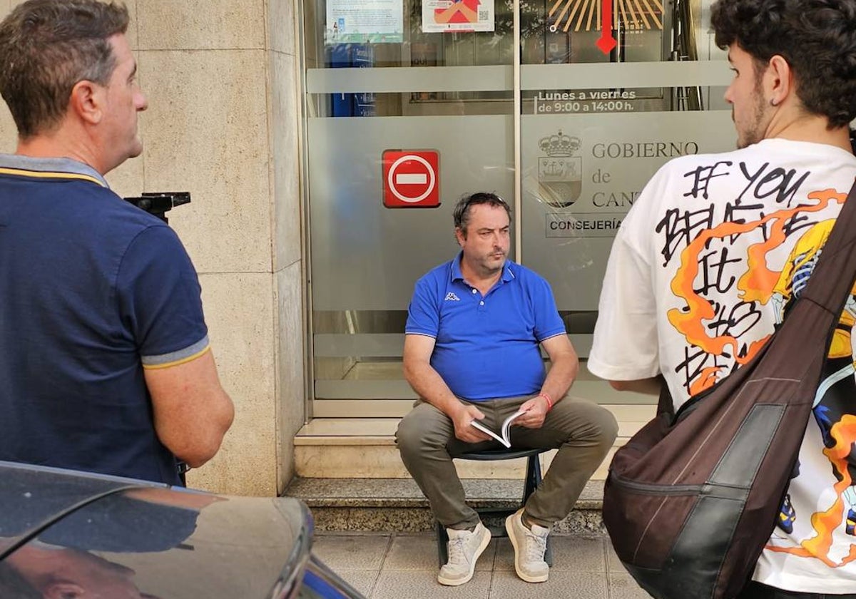 El alcalde de Penagos protesta con una sentada en Sanidad por la falta de médico