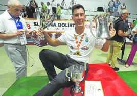 Víctor González celebra la consecución de su cuarto título nacional, el tercero consecutivo, al derrotar en la final a Óscar González.