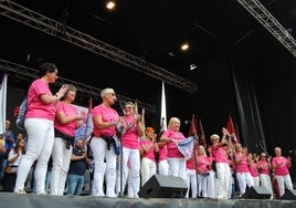 Las mujeres de Cantabria en Rosa dando el pregón en la plaza de San Antonio.