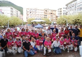 Las mujeres de Cantabria en Rosa, con las autoridades locales, en la abarrotada plaza de San Antonio