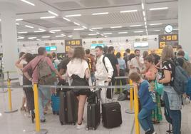 Pasajeros del vuelo en la zona de facturación a la espera de que les informen.