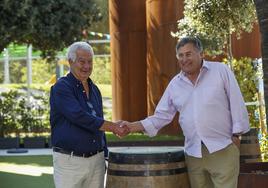 Evaristo Domínguez, alcalde de Meruelo, y Francisco Asón, alcalde de Ribamontán al Mar, posan en la terraza de un local de Somo.