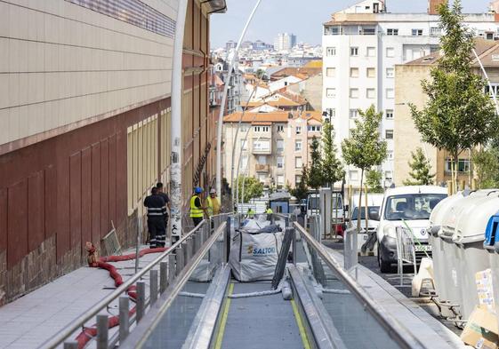 Las rampas mecánicas salvan 17 metros de desnivel en el tramo que discurre junto al Colegio Calasanz.