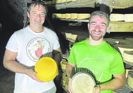 Las inquietudes de dos jóvenes queseros, César Ruiz (La Pasiega de Peña Pelada) y César Campo (Quesería Javier Campo), se han plasmado en este queso que se elabora en La Cavada y se madura en una cueva de Tresviso.